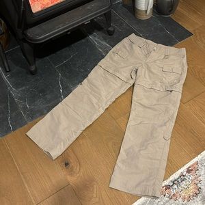 North face convertible zip off pants/taupe good condition. Size 6 nylon fabric